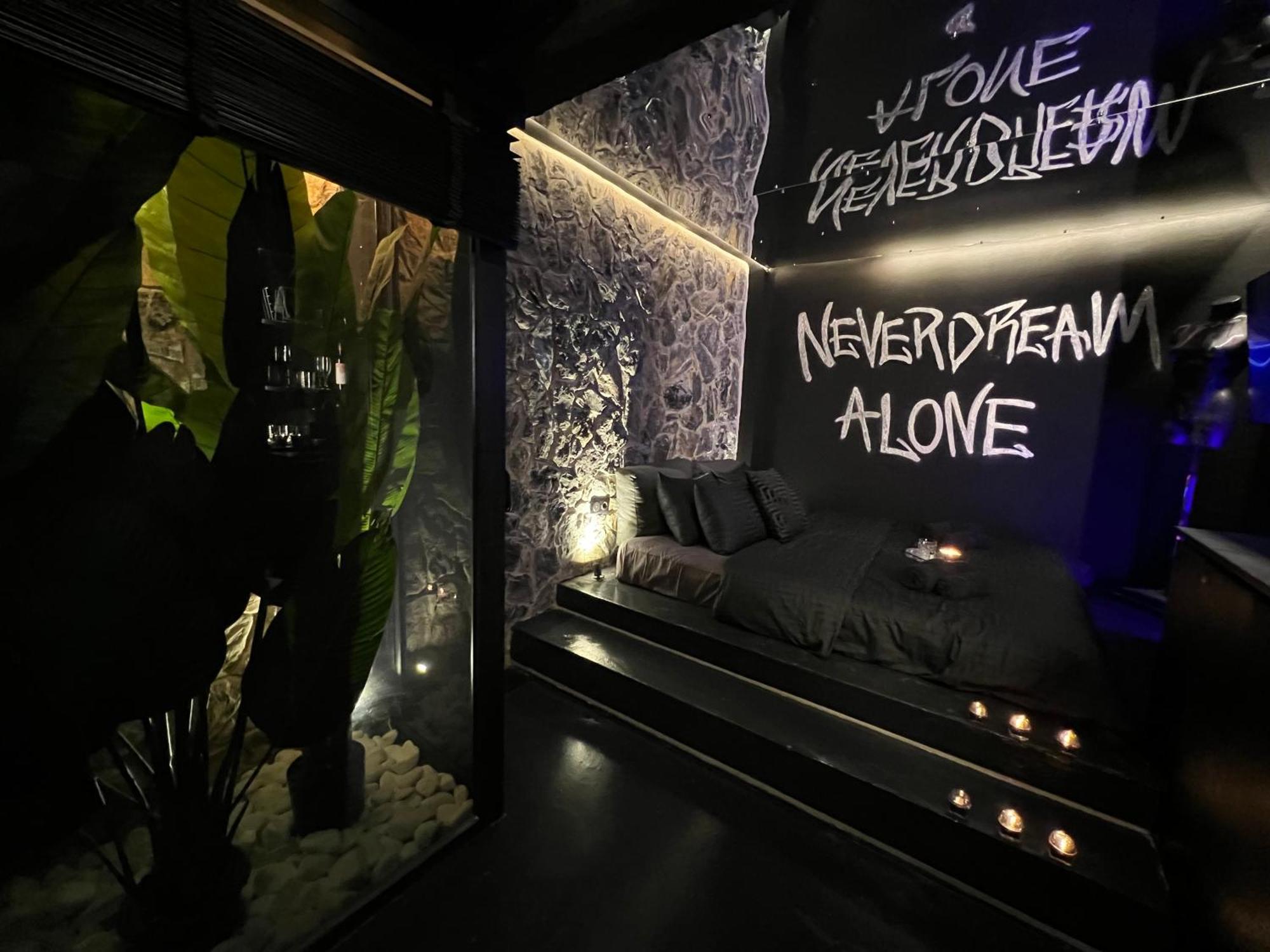 Doormat#13 Black Mirror Thessaloniki Exterior photo