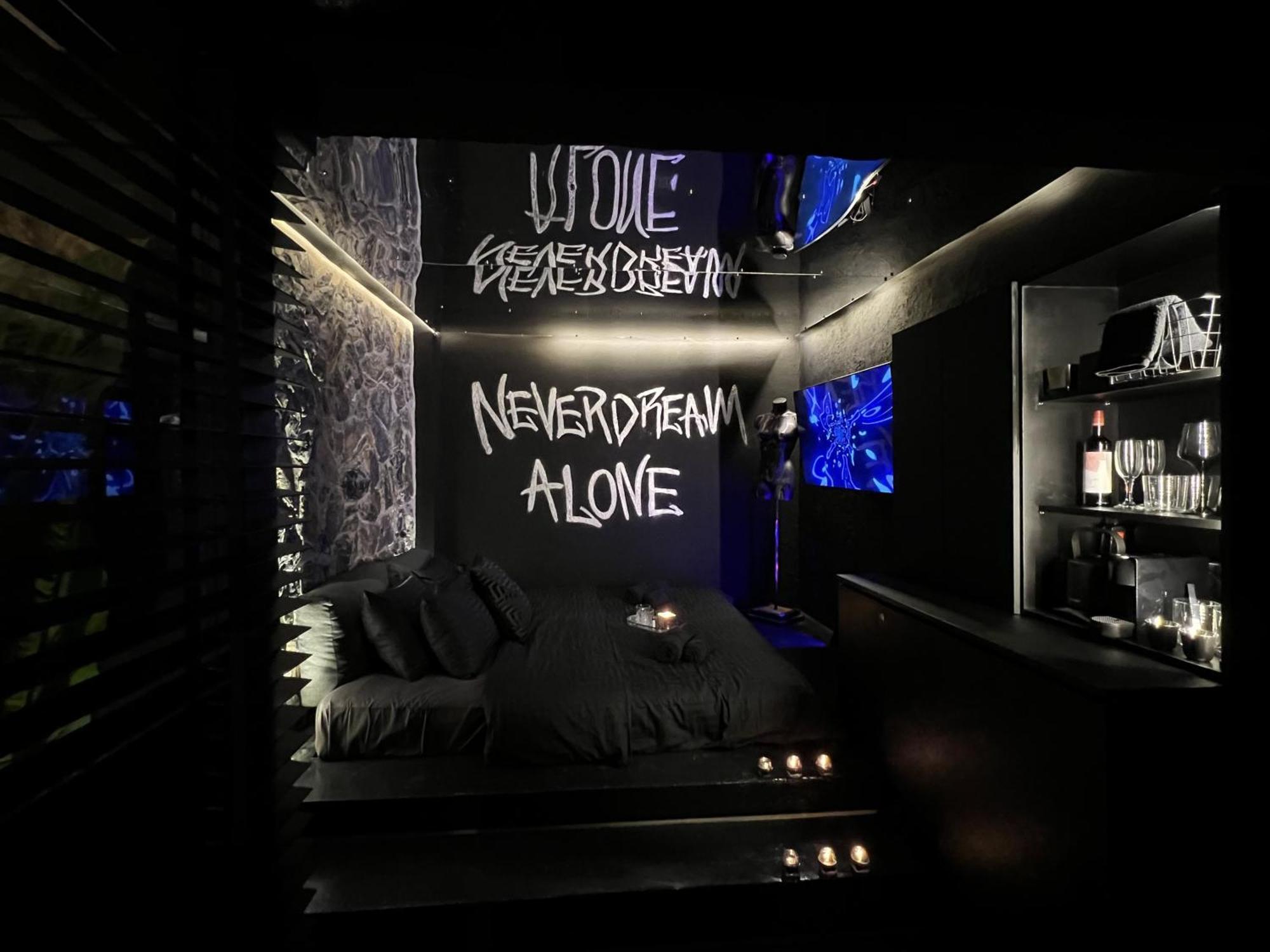 Doormat#13 Black Mirror Thessaloniki Exterior photo